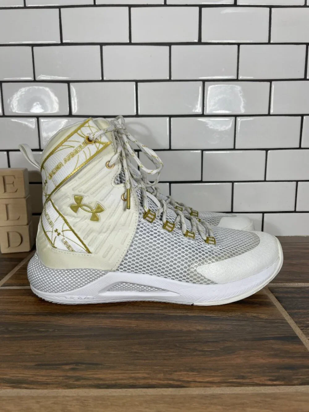 Under Armour HOVR Highlight Ace Shoes Womens Sz 9 White Gold Volleyball Sneakers